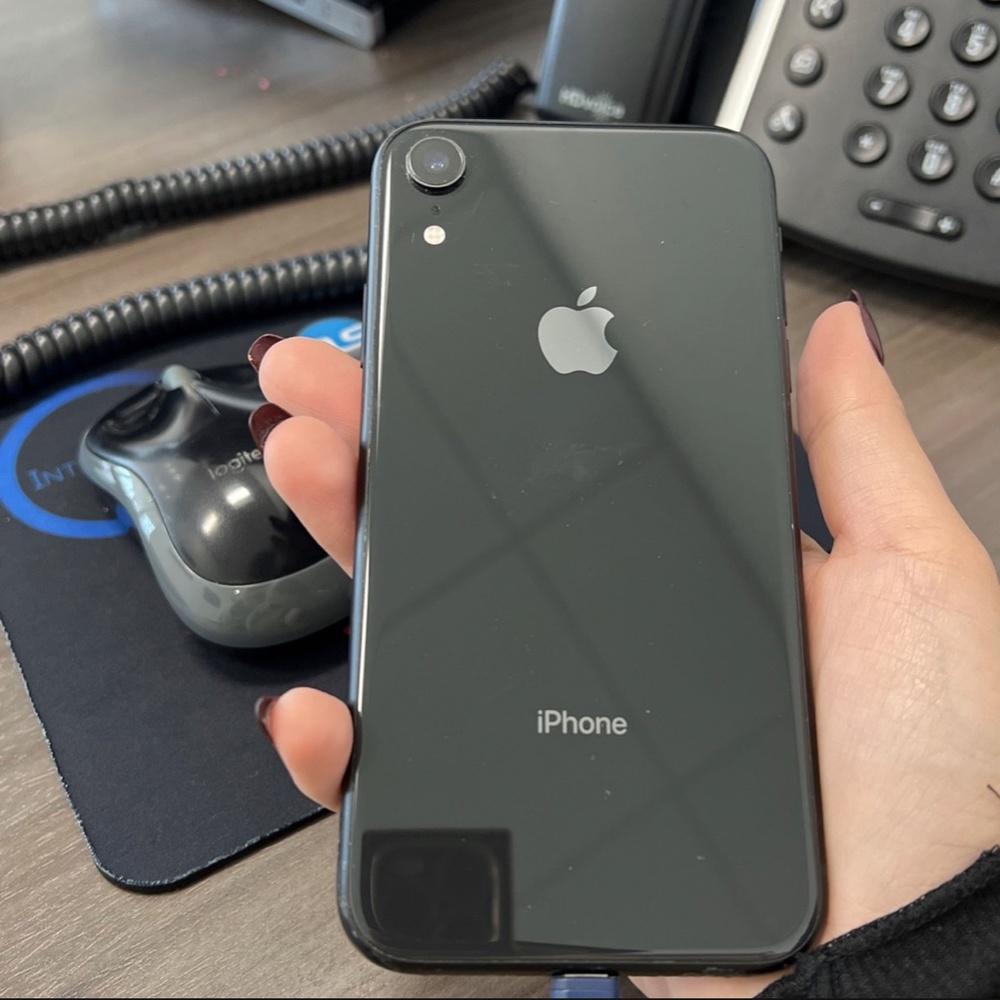 IPHONE XR - Picture 3 of 3